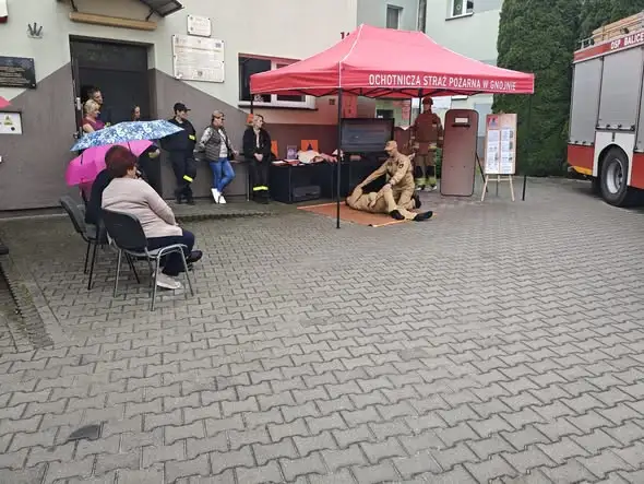 Trening reagowania w Gnojnie: strażacy i policjanci ćwiczyli bezpieczeństwo