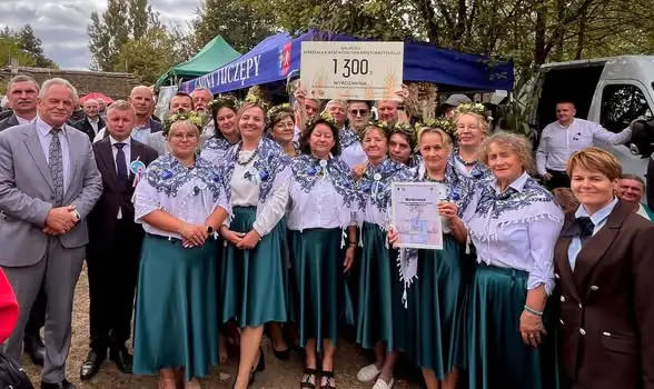Wieniec dożynkowy z gminy Tuczępy wyróżniony na Dożynkach Wojewódzkich w Tokarni