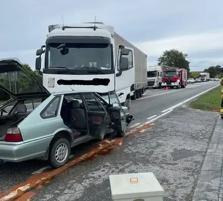 Zderzenie na DK73 w Słupi: Polonez i ciężarówka, kierowca w szpitalu