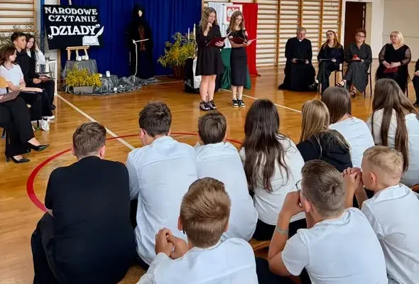 Narodowe Czytanie 2026 w Nowym Korczynie – „Dziady” połączyły pokolenia