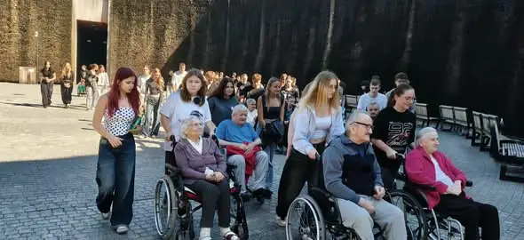 Uczniowie ZSTiO w Busku-Zdroju sprawili radość pensjonariuszom hospicjum