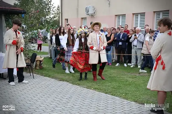 Uczniowie z Buska-Zdroju ożywili dawne zwyczaje weselne na pikniku w Podgajach