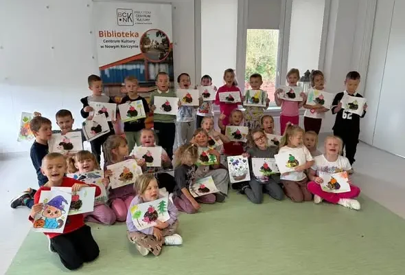 Pięciolatki z Nowego Korczyna odkrywały bibliotekę – lekcja, baśnie i warsztaty plastyczne