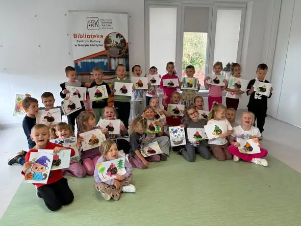 Pięciolatki z Nowego Korczyna odkrywały bibliotekę – lekcja, baśnie i warsztaty plastyczne