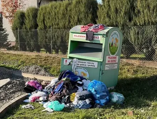 Apel sołectwa: nie zostawiajcie worków obok kontenera na odzież