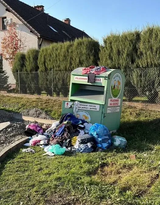 Apel sołectwa: nie zostawiajcie worków obok kontenera na odzież